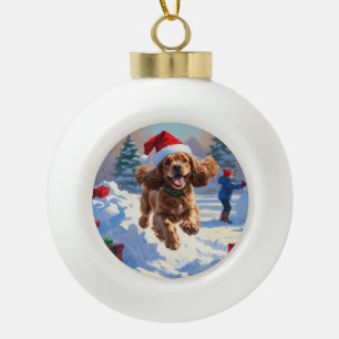 Boule En Céramique Cocker Spaniel courant dans la neige avec un chape