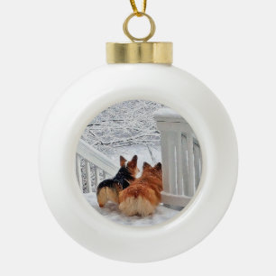 Boule En Céramique Deux Corgis de Gallois dans l'ornement de neige