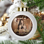 Boule En Céramique Joyeux Noël Famille Photo Élégant Script Or<br><div class="desc">Faites passer des vacances à des amis et à la famille avec ce ornement de gardien moderne. Le texte en fausse feuille d'or dit "Joyeux Noël" en élégant script d'écriture manuscrite. Remplacez l'exemple d'image par votre photo préférée, et ajoutez votre nom de famille et l'année. Un filtre dégradé noir permet...</div>