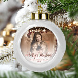 Boule En Céramique Joyeux Noël Famille Photo Rose Gold Script<br><div class="desc">Faites passer des vacances à des amis et à la famille avec ce ornement de gardien moderne. Le texte en fausse feuille d'or rose dit "Joyeux Noël" dans un élégant script d'écriture manuscrite. Remplacez l'exemple d'image par votre photo préférée, et ajoutez votre nom de famille et l'année. Un filtre en...</div>