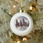 Boule En Céramique La galopante à travers la neige : les chevaux magi<br><div class="desc">Les Chevaux De Neige De Père Noël Sont Des Chevaux De Neige En Galopage À Travers La Neige Habillés Dans Un Tinsel De Noël.</div>