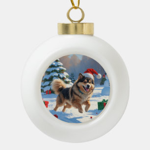 Boule En Céramique Lapphund finnois courant dans la neige avec un cha