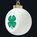 Boule En Céramique Lucky 4 Leaf Irish Clover<br><div class="desc">Une belle façon de montrer "votre irlandais" et une grande décoration de boule en céramique shamrock de chance pour la St. Patrick's Day, Noël, ou n'importe quel jour. Lucky 4 Leaf Irish Clover est l'art original Steamy Raimon et le 1er design de trèfle à 4 feuilles à vendre partout sur...</div>