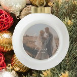 Boule En Céramique Nouveau nom de mariés monogramme éditation photo é<br><div class="desc">Monogramme blanc personnalisé initial et nom avec famille établie année élégante chic style maison de campagne de Noël ornement de boule d'arbre avec couverture photo.         Un cadeau de conservation moderne pour les jeunes mariés.</div>