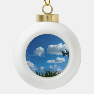 Boule En Céramique Nuages Dans Le Ciel Bleu