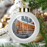 Boule En Céramique Photo First Christmas Nouveau Home White Script<br><div class="desc">Commémorez votre premier Noël dans votre nouvelle maison avec ce magnifique ornement de gardien moderne. Le texte blanc dit "Premier Noël dans notre nouvelle maison", avec les mots "nouvelle maison" dans un élégant script d'écriture manuscrite avec des fleurs avant et après. Remplacez l'exemple d'image par une photo de votre nouvelle...</div>