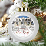 Boule En Céramique Photo First Christmas Nouveau Rose à domicile Gold<br><div class="desc">Commémorez votre premier Noël dans votre nouvelle maison avec ce magnifique ornement de gardien moderne. Le texte dit "Premier Noël dans notre nouvelle maison", avec les mots "nouvelle maison" dans l'élégant script rose en faux feuille d'or. Remplacez l'exemple d'image par une photo de votre nouvelle maison et ajoutez le nom...</div>