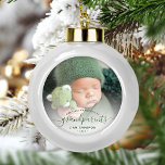 Boule En Céramique Photo Grand-parents First Christmas Green Script<br><div class="desc">Aidez-les à célébrer leur premier petit-enfant avec ce magnifique ornement moderne de gardiens. Le texte vert dit "Notre premier Noël en tant que grands-parents", avec le mot "grands-parents" dans un élégant script d'écriture manuscrite avec des fleurs avant et après. Remplacez facilement l'image de l'échantillon par votre photo préférée du nouveau...</div>