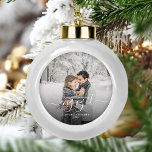 Boule En Céramique Photo personnalisée Premier Noël Engagé Script bla<br><div class="desc">Commémorez votre fiançailles avec ce magnifique ornement de gardien moderne. Le texte blanc dit "Notre premier Noël engagé", avec le mot "engagé" dans un élégant script d'écriture manuscrite avec des fioritures avant et après. Remplacez l'exemple d'image par votre photo préférée, et ajoutez vos noms et l'année. Un filtre dégradé noir...</div>