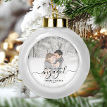 Boule En Céramique Photo personnalisée Premier Noël Engagé Script noi<br><div class="desc">Commémorez votre fiançailles avec ce magnifique ornement de gardien moderne. Le texte noir indique "Notre premier Noël engagé", avec le mot "engagé" dans un élégant script d'écriture manuscrite avec des fioritures avant et après. Remplacez l'exemple d'image par votre photo préférée, et ajoutez vos noms et l'année. Un filtre dégradé blanc...</div>
