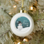 Boule En Céramique Scène d'hiver turquoise Snowman Ornament encadré<br><div class="desc">Ajoutez une touche de fantaisie à votre sapin de Noël avec un ornement encadré de neige Turquoise. Le design ornemental présente un bonhomme de neige heureux dans une scène hivernale enneigée contre un arrière - plan turquoise orné de flocons de neige de couleur assortie. Autres cadeaux et objets de vacances...</div>