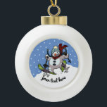 Boule En Céramique Ski Snowman En Laine Casquette De Noël Cartoon<br><div class="desc">Un décor rond d'arbre de Noël ou de bauble, avec une caricature d'un bonhomme de neige trop excité avec un nez de carotte et des yeux de charbon, se baladant à travers la neige sur les skis, en casquette d'hiver laineux et foulard de tartan. Une image optimiste pour Noël. Remplacez...</div>
