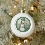 Boule En Céramique Snowman Vert Orné Habillé Pour La Neige<br><div class="desc">Un bonhomme de neige heureux portant un tophat,  une écharpe et un nez de carotte</div>