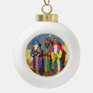 Boule En Céramique Trois rois soutenant des cadeaux pour Noël de