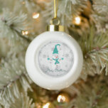 Boule En Céramique Turquoise Mignonne Snowman<br><div class="desc">Décorez votre sapin de Noël cette saison de vacances avec un Turquoise boule en céramique Snowman. Le design ornemental présente un mignon bonhomme de neige dans un casquette, foulard et gants ornés de flocons de neige gris et blanc contre un arrière - plan gris grunge. Autres cadeaux et objets de...</div>