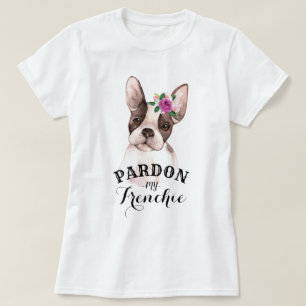 Bouledogue français avec le T-shirt de fleurs