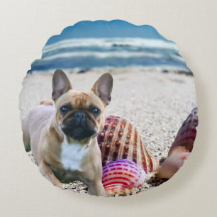 Bouledogue français sur la plage Coussin décoratif