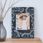 Bouquet d'hiver | CARTE PHOTO HANOUKKA<br><div class="desc">L'élégante Hanoukka carte photo présente une photo verticale ou portrait préférée entourée d'une bordure de délicat feuillage botanique bleu et de minuscules fleurs d'aquarelle sur un riche arrière - plan de marine. Votre salutation de vacances personnalisée et le nom de famille ou les noms apparaissent sous votre photo en lettres...</div>