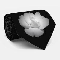 Bourgeon de rose blanc sur la cravate noire