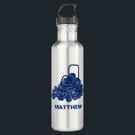Bouteille d'eau<br><div class="desc">Qu'il soit au travail ou qu'il prenne un temps de congé très nécessaire,  il va adorer boire de cette bouteille d'eau personnalisée qui présente une illustration d'une tondeuse à gazon de style commercial en bleu marine. Un grand cadeau pour les paysagistes !</div>