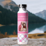Bouteille D'eau 3 Photo Preppy Rose Plaid Moderne Fille Nom Person<br><div class="desc">3 Photo Preppy Pink Plaid Modern Girly Personnalisé Nom Water Bottle dispose de 3 de vos photos préférées avec votre nom personnalisé sur un motif élégant rose,  bleu et blanc plaid. Parfait pour l'anniversaire,  Noël,  Fête des Mères,  soeur,  meilleure amie et plus encore. Conçu par © Evco Studio www.zazzle.com/store/evcostudio</div>