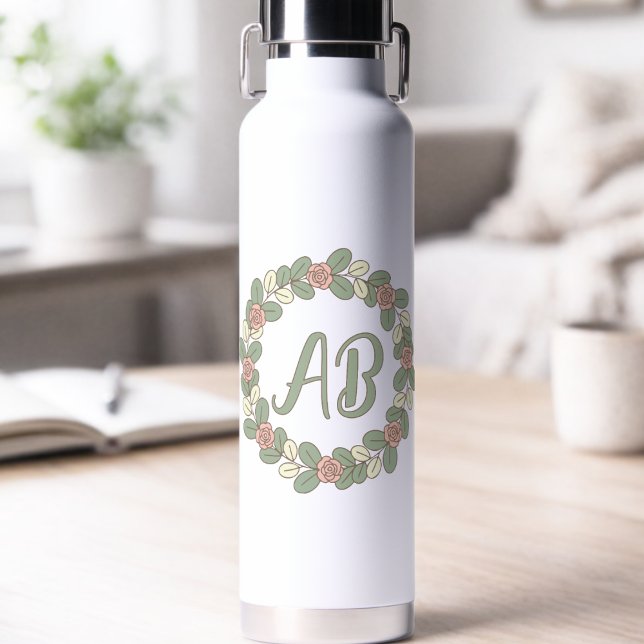 Bouteille d'eau à monogramme couronne de rose rose (Plain yet pretty with custom initials will go well with the elegantly feminine woman out there.)