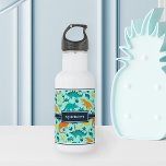 Bouteille D'eau Aqua | Nom d'enfant Motif de dinosaures colorés<br><div class="desc">Personnalisez cette jolie bouteille d’eau à thème dinosaure avec le nom de votre enfant en lettres blanches pour une touche personnalisée cool ! Créé spécialement pour les enfants amateurs de dinosaures, ce design coloré présente des illustrations de dinosaures orange, jaune et vert menthe sur un arrière - plan aqua dynamique....</div>
