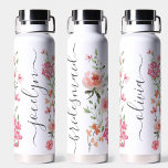 Bouteille D'eau Aquarelle florale Script personnalisé<br><div class="desc">Dites merci à vos serveuses d'accueil avec notre Bouteille d'eau personnalisée en Aquarelle de Bridesmaid Script Floral ! Cette bouteille élégante et pratique est la façon parfaite de montrer votre appréciation. Décoré d'une belle aquarelle design floral et personnalisé avec le nom de chaque femme de ménage dans un élégant script,...</div>