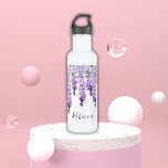 Bouteille D'eau Aquarelle Wisteria Nom personnalisé<br><div class="desc">Ce design présente d'élégantes fleurs de glycine aquarelle en lavande douce et violet avec des feuilles verts sur un arrière - plan blanc avec votre nom ci-dessous en script violet élégant. Personnalisez en modifiant le texte dans la zone de texte. Conçu pour vous par Evco Studio www.zazzle.com/store/evcostudio #mariage #party #cadeaux...</div>