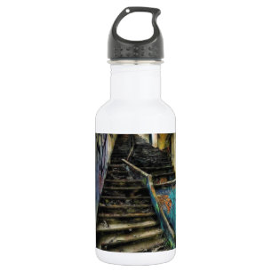 Bouteille D'eau Art urbain sur escaliers Bâtiment abandonné