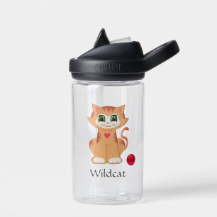 Bouteille d'eau avec chat sauvage mignon