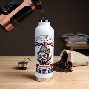 Bouteille d'eau avec un opossum pendu pour le 4 ju
