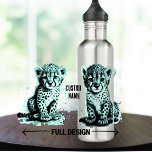 Bouteille D'eau Baby Cheetah turquoise Nom de l'enfant<br><div class="desc">La bouteille d'eau parfaite pour envoyer votre enfant à l'école avec. Ils vont adorer la mignonne paire de guépards de bébé dans une couleur amusante, si mignon! Vous pouvez personnaliser la bouteille d'eau avec le nom de votre enfant. Pas besoin d'autocollants ou de gribouillis Sharpie. Cela ferait que n'importe quel...</div>