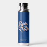 Bouteille D'eau Bachelorette de la tribu des Bleus et Roses de la<br><div class="desc">Cette simple bouteille d'eau bleu marine et or Rose avec nom personnalisé peut faire un cadeau parfait de bachelorette! Personnalisez-le facilement avec votre nom. Vous pouvez également changer de couleur arrière - plan,  il vous suffit de cliquer sur "Modifier à l'aide de l'outil de conception".</div>