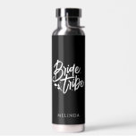Bouteille D'eau Bachelorette de la tribu des mariées en noir blanc<br><div class="desc">Cette simple bouteille d'eau noire et blanche avec un nom personnalisé peut faire un cadeau parfait de bachelorette! Personnalisez-le facilement avec votre nom. Vous pouvez également changer de couleur arrière - plan,  il vous suffit de cliquer sur "Modifier à l'aide de l'outil de conception".</div>