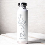 Bouteille D'eau Bachelorette florale à main bleu Dusty<br><div class="desc">Célébrez en style avec notre nom Scripté main Bachelorette de la fête de la nuptiale Tumbler à vin thermique. Doté d'un design élégant et personnalisé, ce tourbillon est parfait pour garder les boissons à la température idéale pendant vos festivités nuptiales. Conçu à partir de matériaux isolants de haute qualité, il...</div>