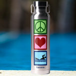 Bouteille D'eau Baignade personnalisée Mignonne Paix Aimer Baignad<br><div class="desc">Peace Love Bouteille d'eau de natation pour un nageur. Joli cadeau avec un signe de paix,  le coeur,  et une personne en équipe de natation au-dessus de votre texte personnalisé en bleu.</div>