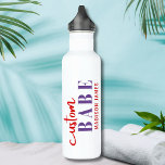 Bouteille D'eau Bébé Personnalisé Drôle Dire Nom Personnalisé<br><div class="desc">Custom Babe Funny Saying Nom personnalisé Water Bottle présente un design simple avec le texte "custom babe" dans la typographie de script de calligraphie moderne rouge et violet et personnalisé avec votre nom. Parfait pour un cadeau amusant pour maman, meilleurs amis, petite amie, pour l'anniversaire, Noël, vacances, Fête des Mères...</div>