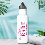 Bouteille D'eau Bébé Personnalisé Drôle Dire Nom Personnalisé<br><div class="desc">Custom Babe Funny Saying Nom personnalisé Water Bottle présente un design simple avec le texte "custom babe" dans la typographie de script de calligraphie rose vif moderne et personnalisé avec votre nom. Parfait pour un cadeau amusant pour maman, meilleurs amis, petite amie, pour l'anniversaire, Noël, vacances, Fête des Mères et...</div>