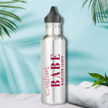 Bouteille D'eau Bébé Personnalisé Drôle Dire Nom Personnalisé<br><div class="desc">Custom Babe Funny Saying Nom personnalisé Water Bottle présente un design simple avec le texte "custom babe" dans la typographie de script de calligraphie rose moderne et personnalisé avec votre nom. Parfait pour un cadeau amusant pour maman, meilleurs amis, petite amie, pour l'anniversaire, Noël, vacances, Fête des Mères et plus...</div>
