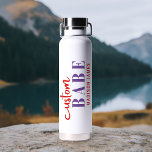 Bouteille D'eau Bébé Personnalisé Drôle Dire Nom Personnalisé<br><div class="desc">Custom Babe Funny Saying Nom personnalisé Water Bottle présente un design simple avec le texte "custom babe" dans la typographie de script de calligraphie moderne violet et rouge et personnalisé avec votre nom. Parfait pour un cadeau amusant pour maman, meilleurs amis, petite amie, pour l'anniversaire, Noël, vacances, Fête des Mères...</div>