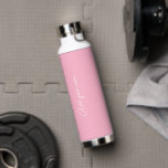 Bouteille D'eau Bébé rose couleur solide<br><div class="desc">Bébé rose solide couleur moderne.</div>