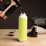 Bouteille D'eau Beurre jaune<br><div class="desc">Réputé pour son ton chaud, les tons beurres de jaune ajoutent une gaieté instantanée et un sentiment de confort à tout espace, tout en complétant facilement d'autres teintes. Un neutre accueillant qui se situe entre jaune pâle et blanc cassé crémeux, il peut être utilisé dans les modèles traditionnels et modernes....</div>