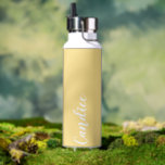 Bouteille D'eau Beurre Jaune Mariage personnalisé Bridesmaid<br><div class="desc">Offrez votre femme de chambre ou de chambre d'honneur avec cette bouteille d'eau isolée à la mode et vide qui porte son nom en blanc, stylisée sur un arrière - plan couleur beurre jaune conçu pour correspondre à votre schéma de couleurs mariages. Personnalisez la bouteille en modifiant et en remplaçant...</div>