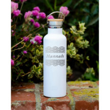 Bouteille d'eau blanche à matte isolée avec concep