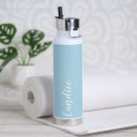 Bouteille D'eau Bleu clair Mariage personnalisé Bridesmaid<br><div class="desc">Offrez à votre femme de chambre ou à votre femme d'honneur mariage cette bouteille d'eau isolée à la mode et sous vide qui porte son nom en blanc, stylisée sur un arrière - plan bleu clair conçu pour correspondre à votre schéma de couleurs mariages. Personnalisez la bouteille en modifiant et...</div>