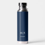 Bouteille D'eau Bleu foncé et blanc | Monogramme moderne<br><div class="desc">Ce design moderne de bouteille d'eau est doté d'un arrière - plan bleu foncé,  avec vos initiales en gras texte blanc pour un look simple et élégant,  mais professionnel.</div>