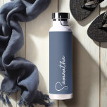 Bouteille D'eau Bleu marine et blanc personnalisé<br><div class="desc">Cette bouteille isolante personnalisée allie style moderne et simplicité élégante, avec votre nom personnalisé en écriture blanche sur un fond bleu marine sophistiqué. Conçue pour garder les boissons au froid en été et au chaud en hiver, cette bouteille est parfaite pour la mariée, un cadeau pour elle, ou un compagnon...</div>