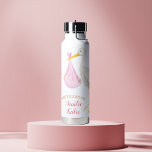 Bouteille D'eau Boutique personnalisée Nom de la fille bébé<br><div class="desc">Ce design de bouteille d'eau douce et minimaliste comprend une cigogne d'aquarelle douce portant un paquet rose, avec de l'espace pour personnaliser le nom d'un être aimé sous le message "See You Bientôt". Un cadeau de charme pour les annonces de grossesse, les surprises de tante à être, ou le genre...</div>