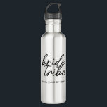 Bouteille D'eau Bride Tribe | Demoiselles d'honneur personnalisées<br><div class="desc">Tumbler en acrylique simple, moderne et élégant avec la citation "Bride Tribe" dans une police d'écriture en noir et blanc dans un style tendance. Les noms peuvent être personnalisés avec les noms de votre cortège de mariée. Vous pouvez l'utiliser pour la mariée, les demoiselles d'honneur, les filles d'honneur ou la...</div>